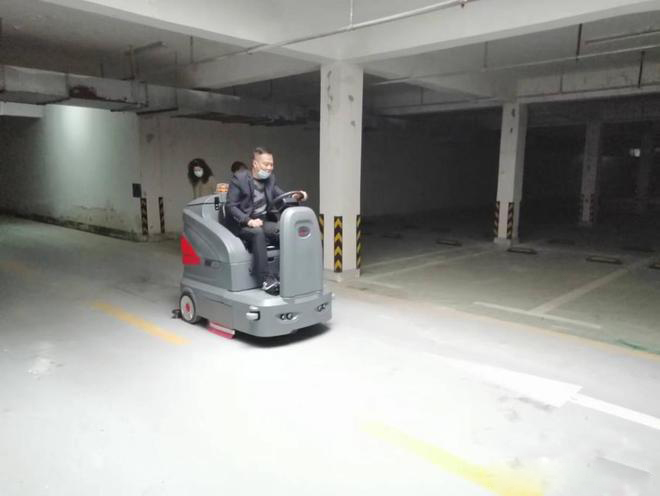 宜春小区物业保洁不用人力改用驾驶式洗地机了